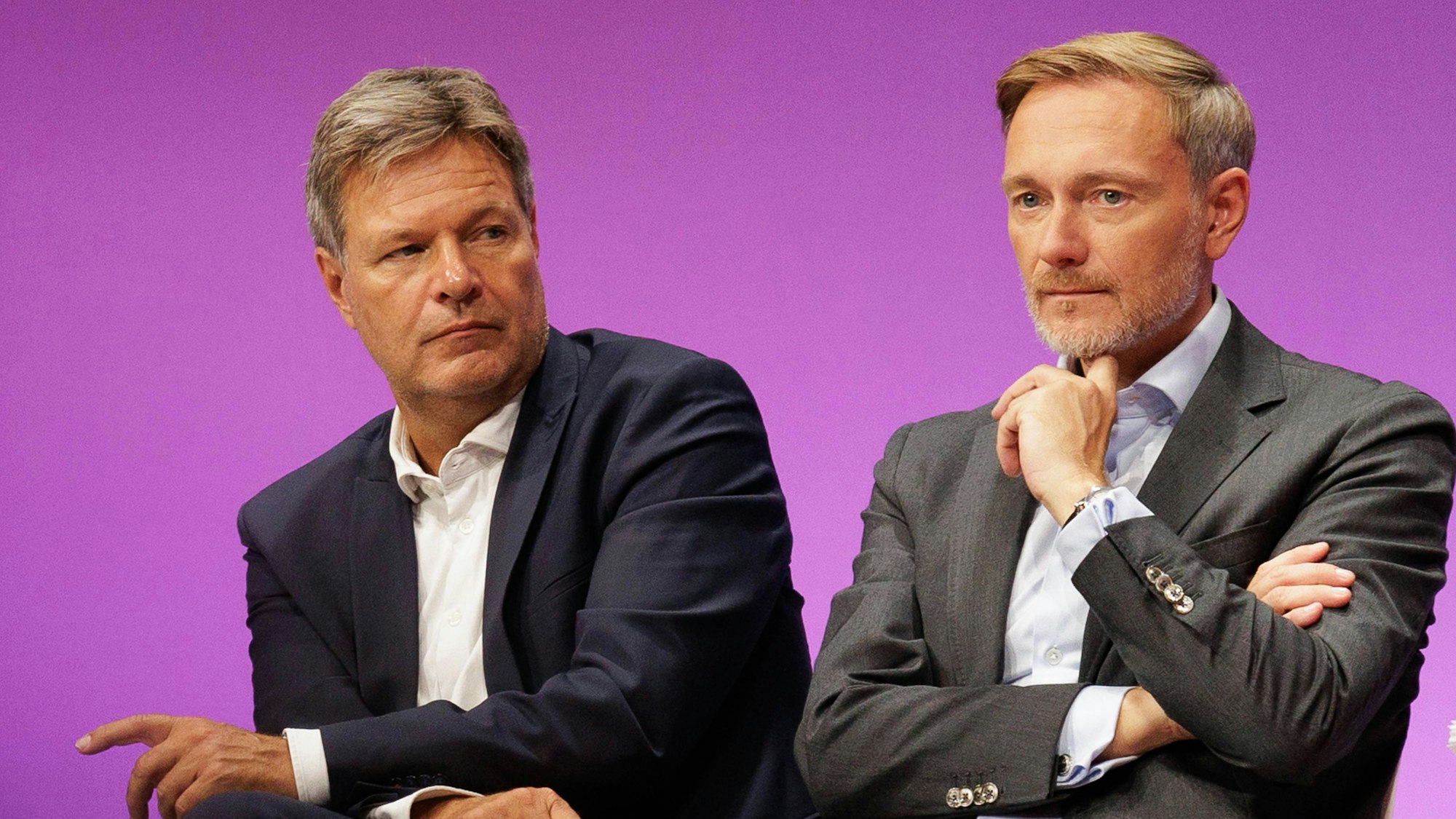 Robert Habeck und Christian Lindner sitzen nebeneinander auf einer Bühne.