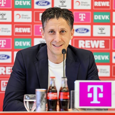 Christian Keller, Geschäftsführer Sport, spricht auf einer Pressekonferenz am Geißbockheim. (Symbolbild)