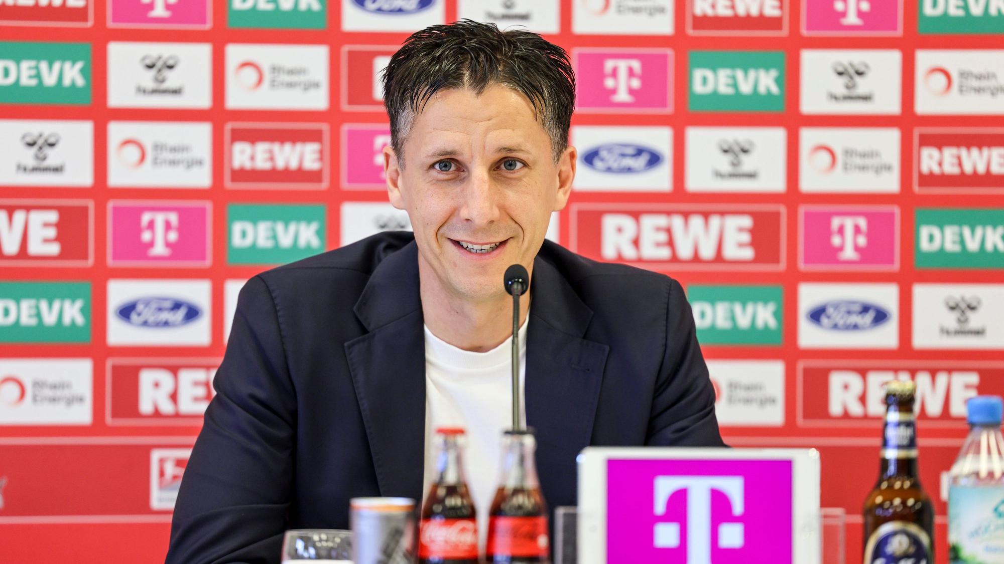 Christian Keller, Geschäftsführer Sport, spricht auf einer Pressekonferenz am Geißbockheim. (Symbolbild)