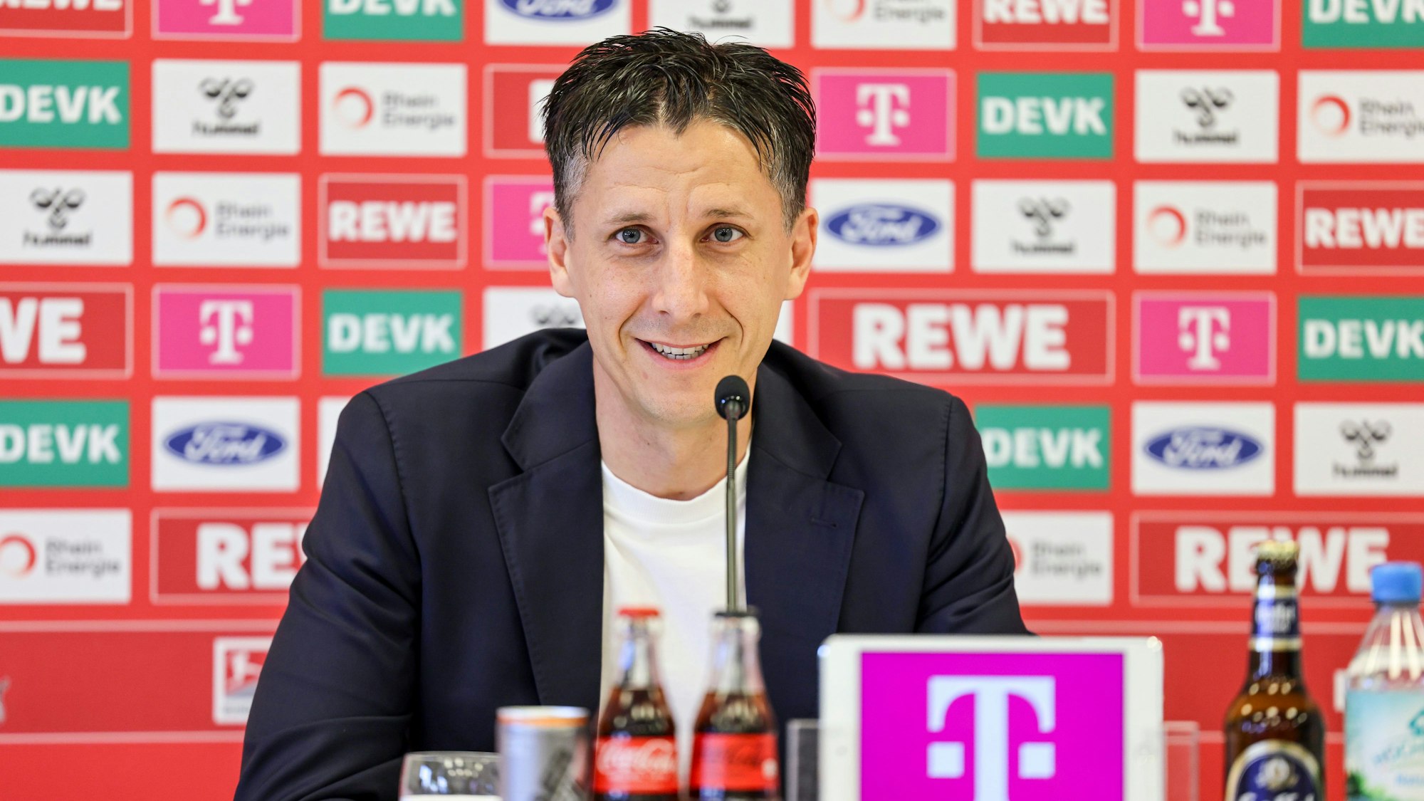 Christian Keller, Geschäftsführer Sport, spricht auf einer Pressekonferenz am Geißbockheim. (Symbolbild)