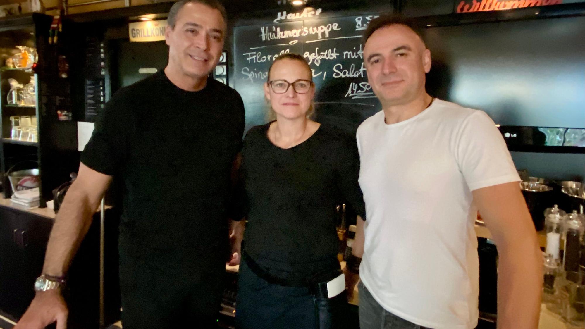 Zu sehen sind Tasso Charissidis (l.) und seine Mitarbeiter.