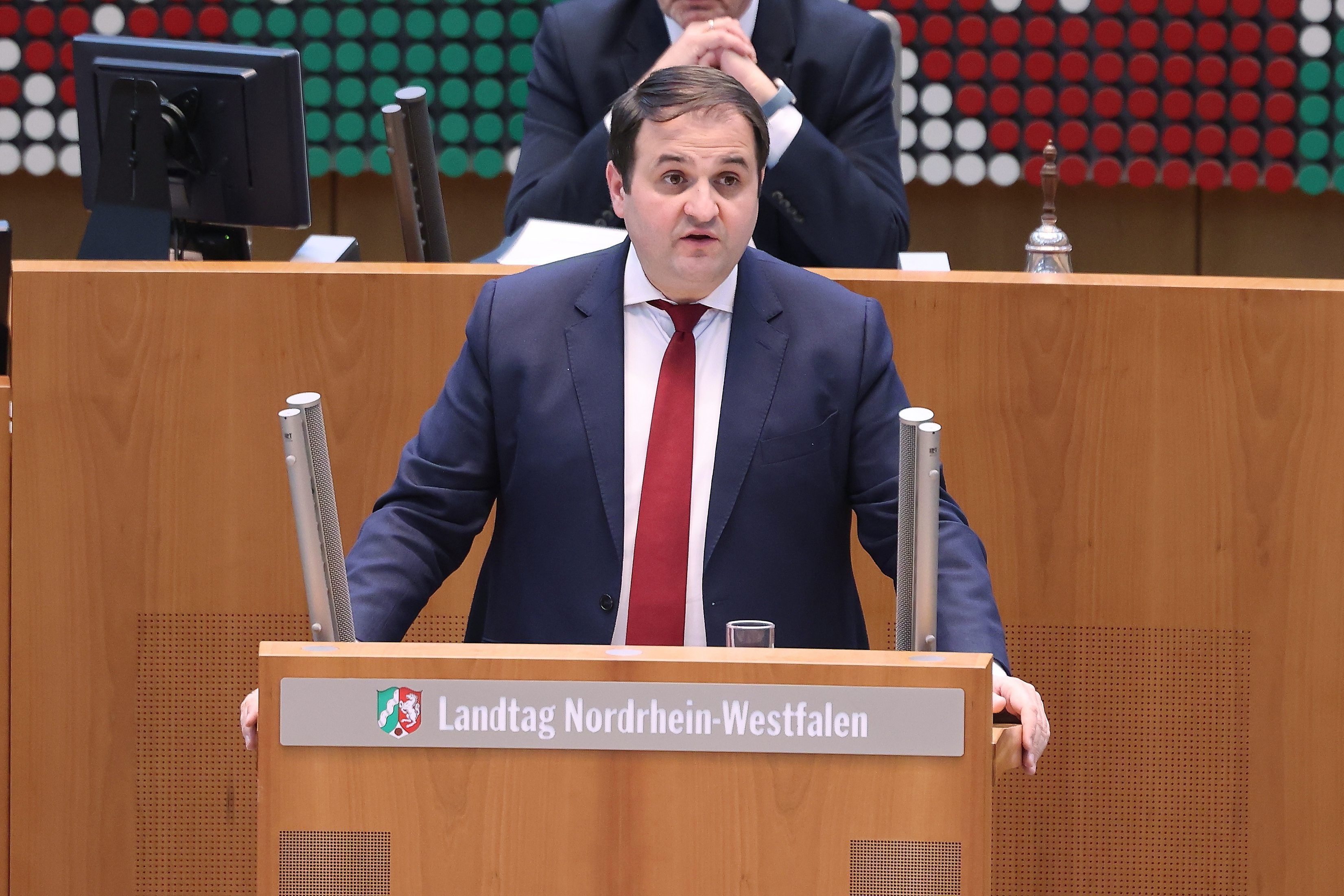 04.12.2024, Nordrhein-Westfalen, Düsseldorf: Nathanael Liminski (CDU), Minister für Bundes- und Europaangelegenheiten, spricht bei einer Plenarsitzung der Nordrhein Westfälischen Landtag in Düsseldorf. Foto: David Young/dpa +++ dpa-Bildfunk +++