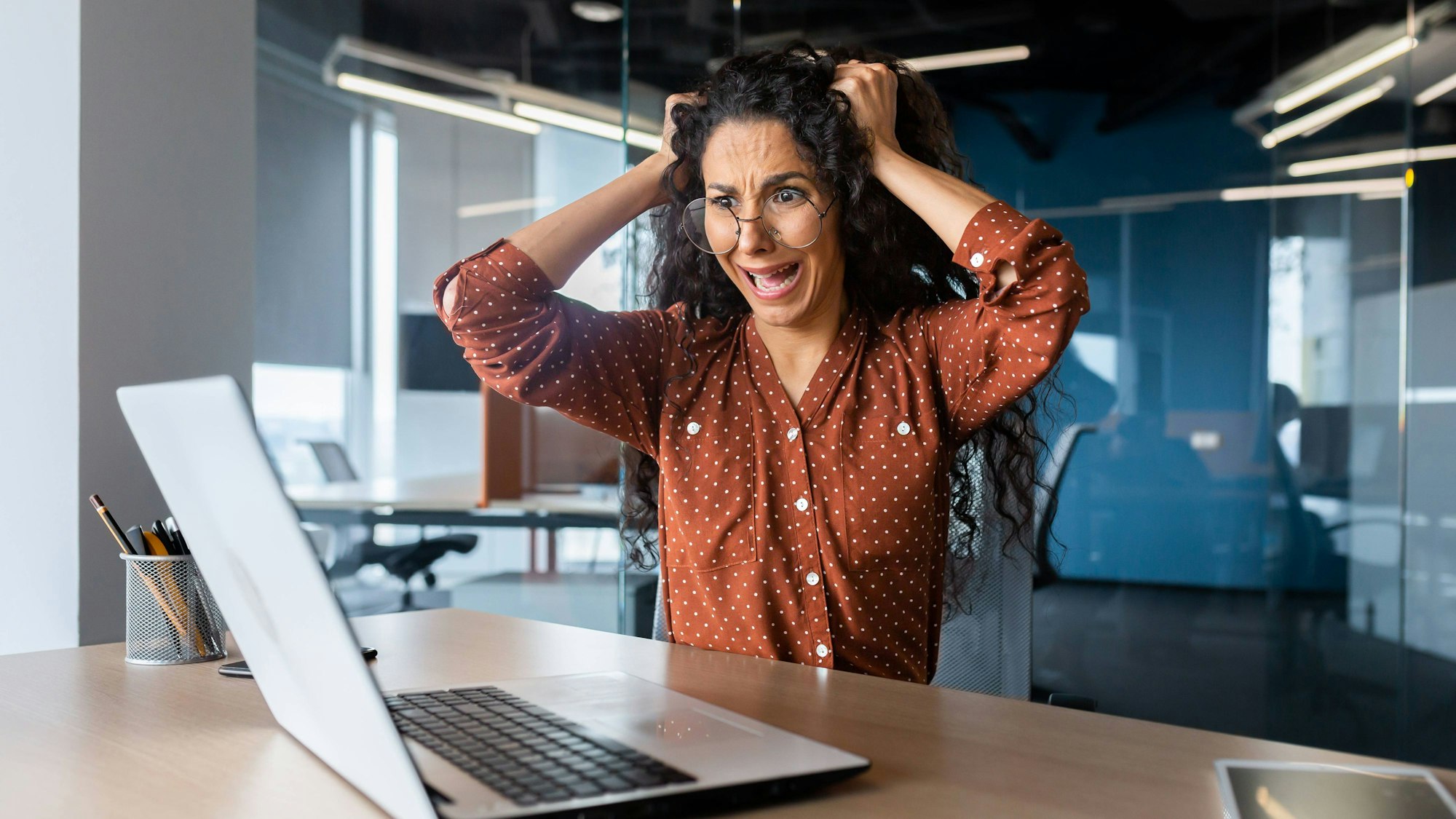 Upset woman at work yelling at laptop monitor, angry businesswoman holding hair on head inside office Upset woman at work yelling at laptop monitor, angry businesswoman holding hair on head inside office. Copyright: xVORONA RECORD DATE NOT STATED