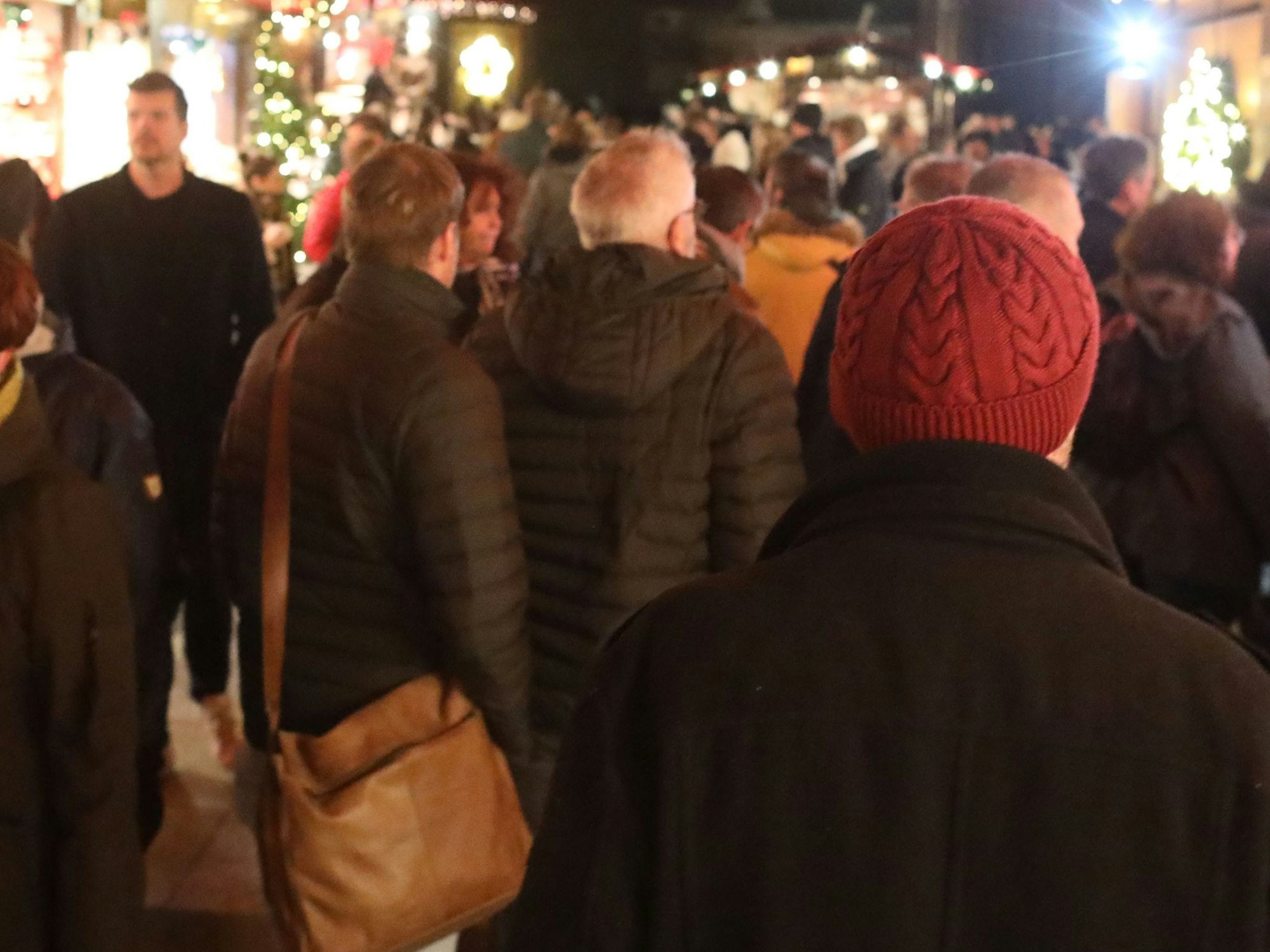 Zivilfahnder Georg Schmidt streift über den Weihnachtsmarkt auf dem Roncalliplatz.