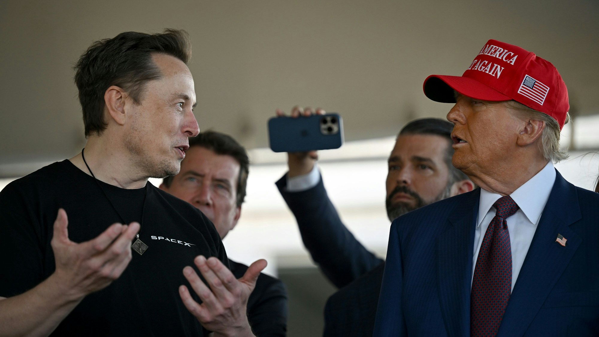 Elon Musk spricht mit dem designierten US-Präsidenten Donald Trump vor dem Start des sechsten Testflugs der SpaceX Starship-Rakete in Boca Chica, Texas.