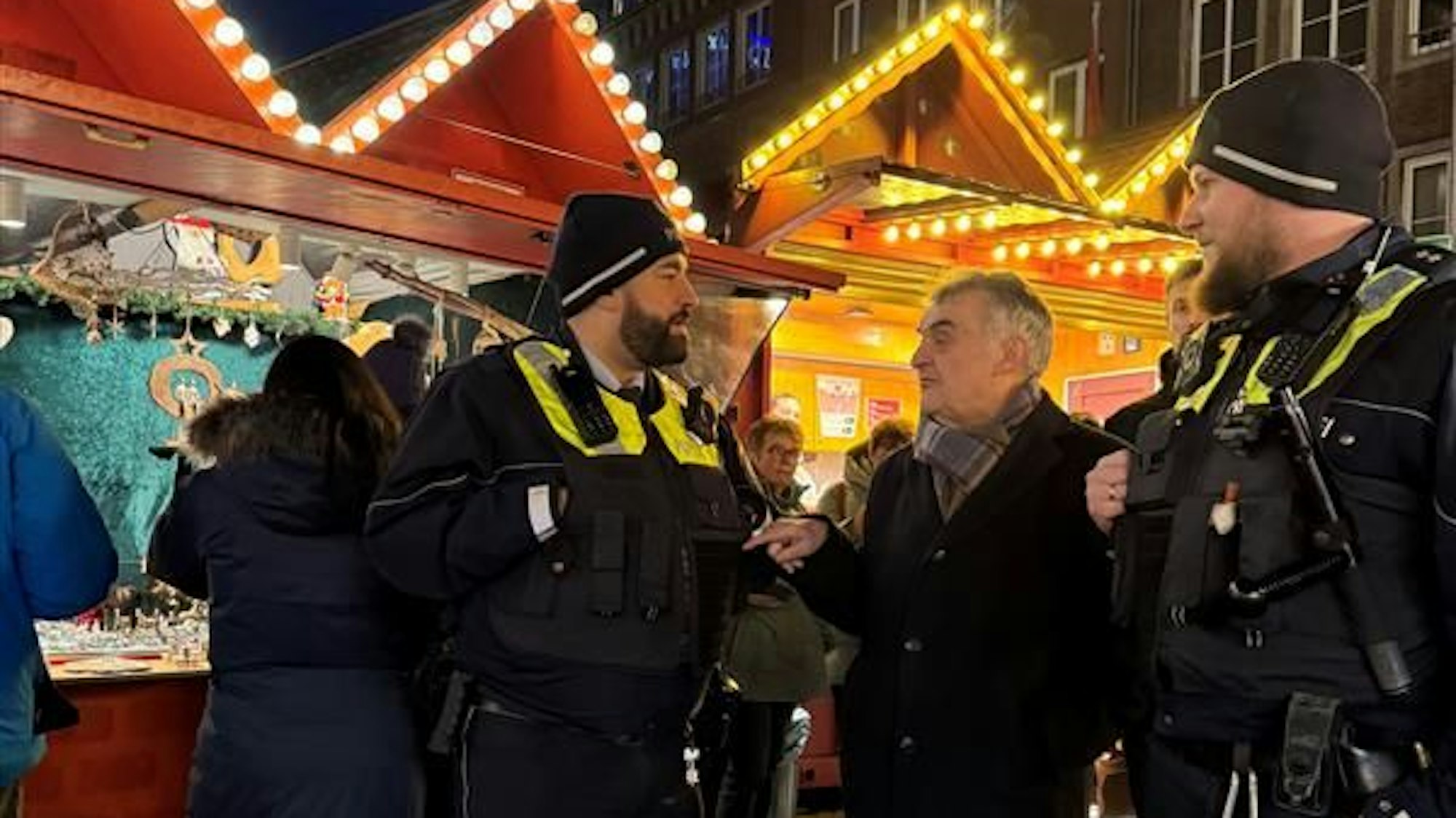 Herbert Reul auf dem Weihnachtsmarkt in Düsseldorf
