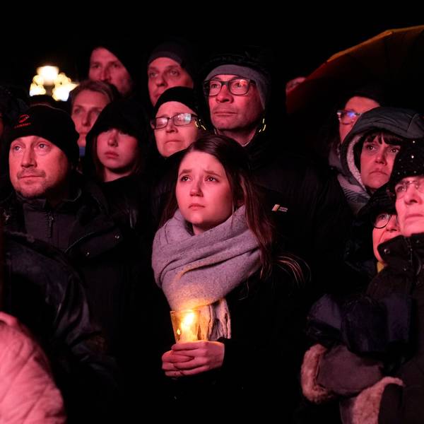 Vor dem Madgeburger Dom versammelten sich Menschen, um den Opfern des des Anschlags auf den Weihnachtsmarkt zu gedenken. Am Freitagabend war ein Mann mit einem Auto in den Weihnachtsmarkt gefahren. Dabei kamen mehrere Menschen ums Leben.