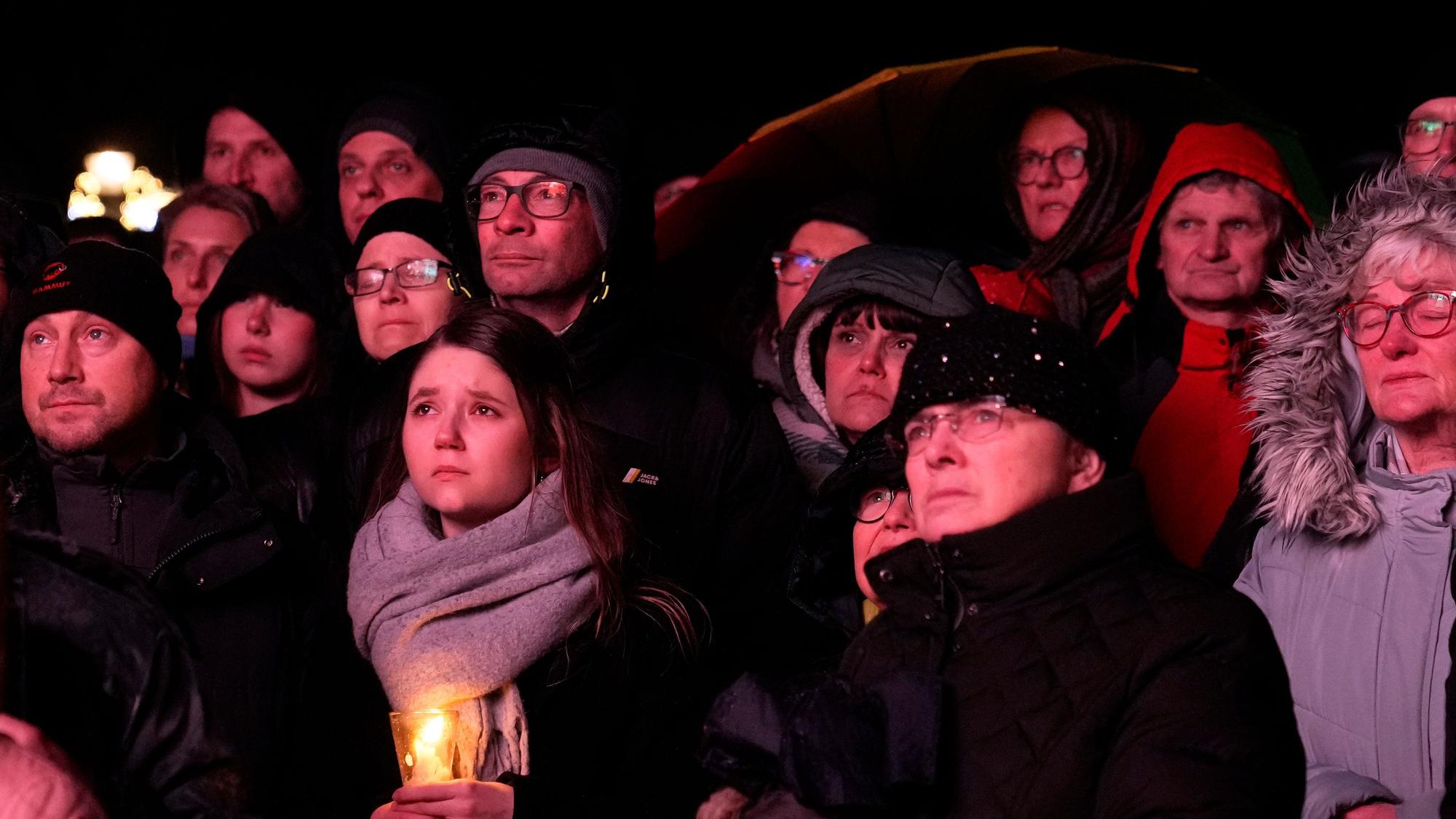 Vor dem Madgeburger Dom versammelten sich Menschen, um den Opfern des des Anschlags auf den Weihnachtsmarkt zu gedenken. Am Freitagabend war ein Mann mit einem Auto in den Weihnachtsmarkt gefahren. Dabei kamen mehrere Menschen ums Leben.