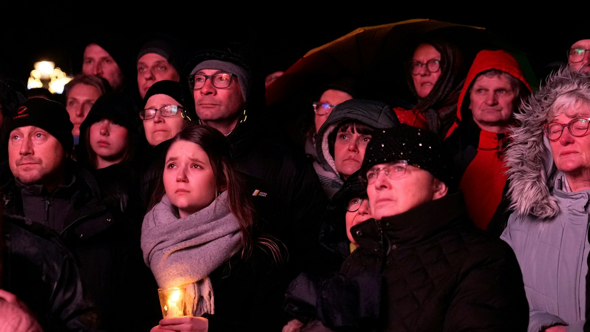 Vor dem Madgeburger Dom versammelten sich Menschen, um den Opfern des des Anschlags auf den Weihnachtsmarkt zu gedenken. Am Freitagabend war ein Mann mit einem Auto in den Weihnachtsmarkt gefahren. Dabei kamen mehrere Menschen ums Leben.