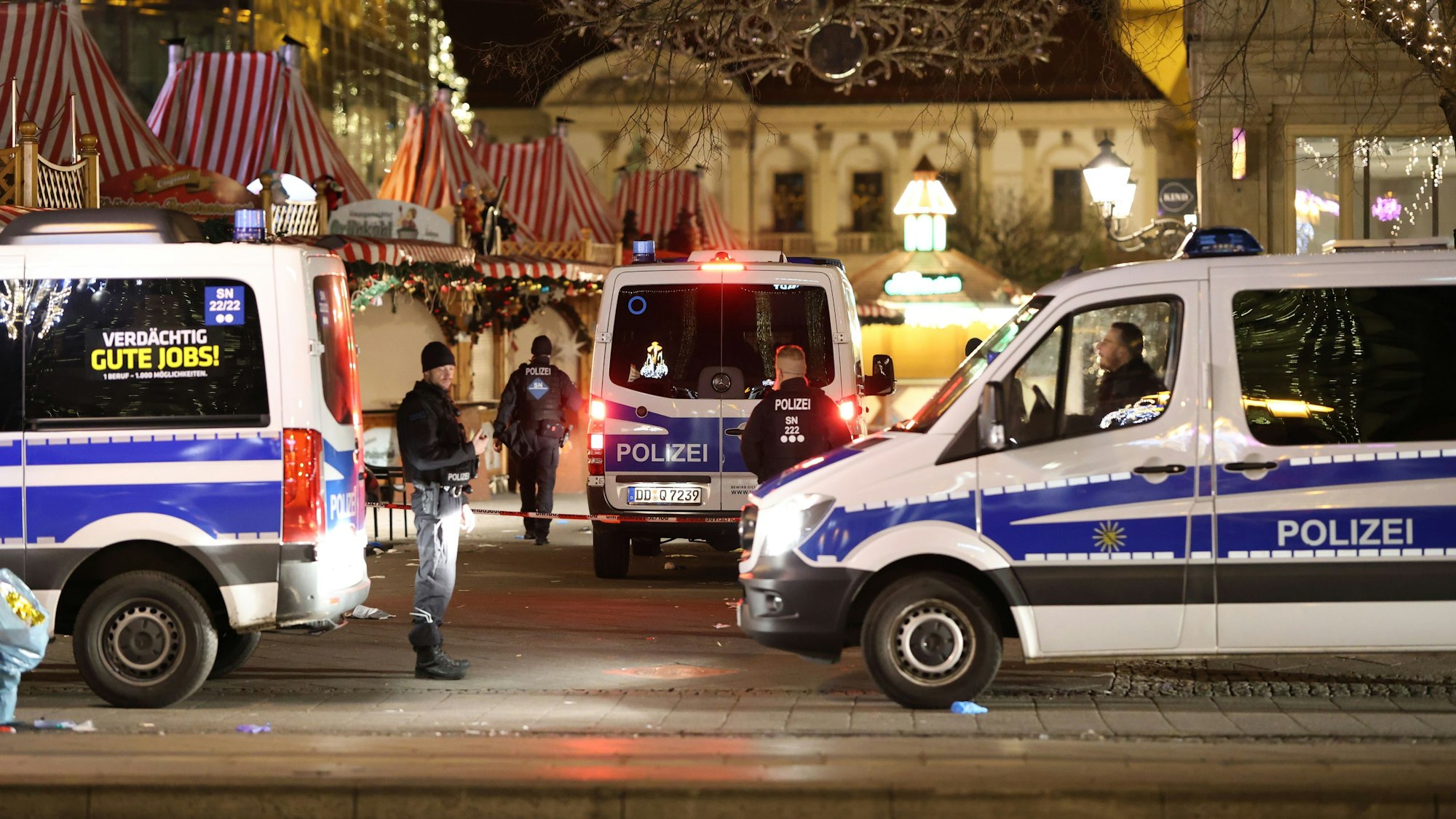 Einsatzfahrzeuge der Polizei stehen auf dem Weihnachtsmarkt in Magdeburg. Fast auf den Tag genau acht Jahre nach dem Terroranschlag auf den Berliner Weihnachtsmarkt an der Gedächtniskirche rast ein Mann in Magdeburg in eine Menschenmenge.