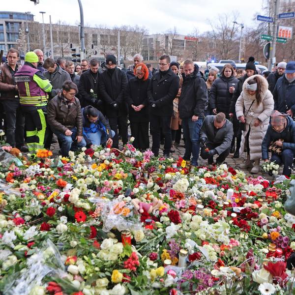 21.12.2024, Sachsen-Anhalt, Magdeburg: Menschen legen am offiziellen Trauerort vor der Johanniskirche in Magdeburg Blumen und Kerzen ab. Auf dem Weihnachtsmarkt in Magdeburg ist ein Autofahrer in eine Menschengruppe gefahren. Foto: Matthias Bein/dpa +++ dpa-Bildfunk +++