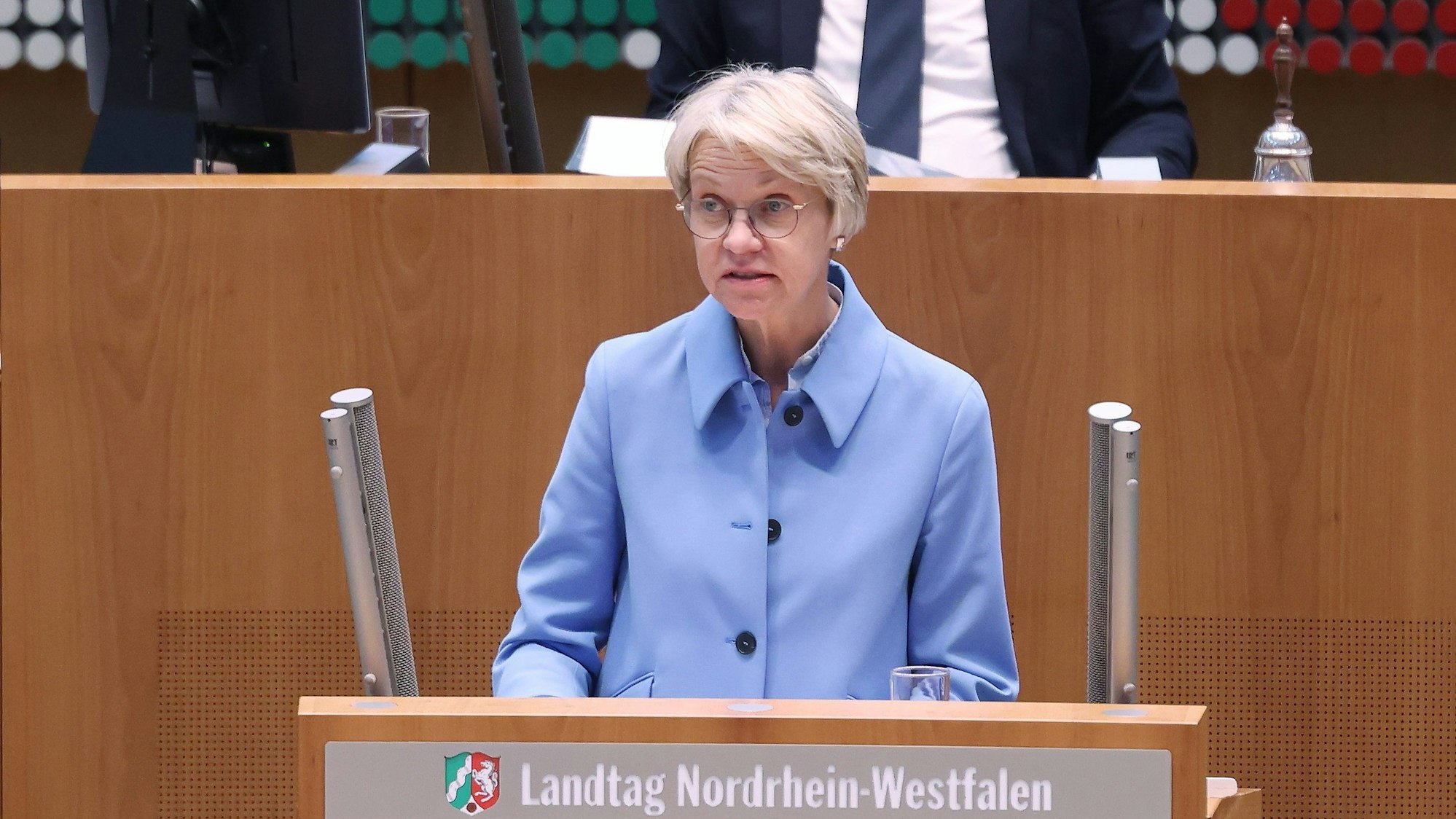 Ministerin Dorothee Feller (CDU) spricht beim Plenarsitzung der Nordrhein Westfälischen Landtag in Düsseldorf.