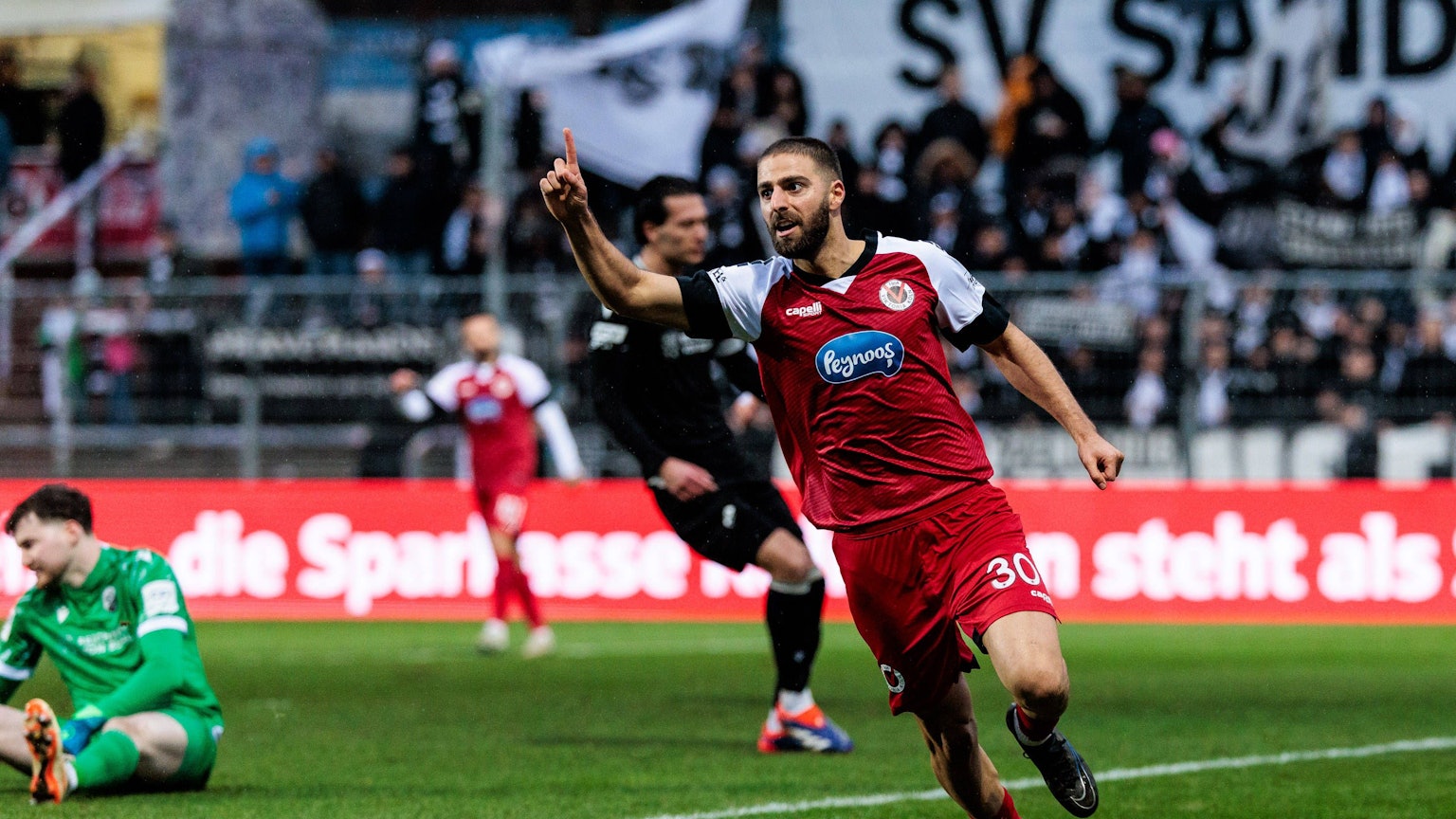 3. Liga: Viktoria Köln - SV Sandhausen 21.12.2024 Jubel zum 1:0 durch Serhat Semih Güler Viktoria Köln, 30 3. Liga: Viktoria Köln - SV Sandhausen, Köln, Sportpark Höhenberg am 21.12.2024 DFB REGULATIONS PROHIBIT ANY USE OF PHOTOGRAPHS AS IMAGE SEQUENCES AND/OR QUASI-VIDEO. *** 3 Liga Viktoria Köln SV Sandhausen 21 12 2024 Cheers for 1 0 by Serhat Semih Güler Viktoria Köln, 30 3 Liga Viktoria Köln SV Sandhausen, Köln, Sportpark Höhenberg on 21 12 2024 DFB REGULATIONS PROHIBIT ANY USE OF PHOTOGRAPHS AS IMAGE SEQUENCES AND OR QUASI VIDEO Copyright: xBEAUTIFULxSPORTS/Wunderlx