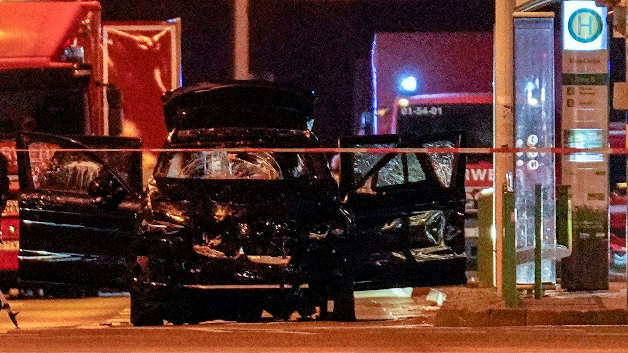 Das schwer beschädigte Tatfahrzeug steht in Magdeburg auf einer Straße. Der mutmaßliche Täter wurde festgenommen.