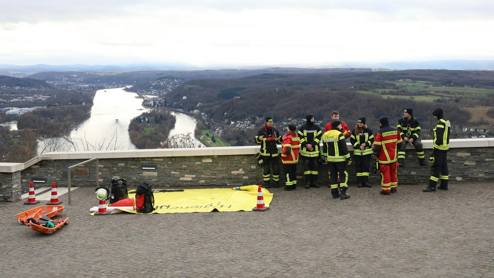 Feuerwehrleute stehen bei einem Einsatz auf dem Drachenfelsplateau.