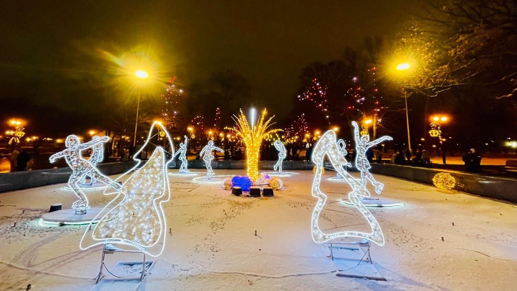 Weihnachtszeit in der ukrainischen Stadt Charkiw: Leuchtende Figuren auf einem verschneiten Platz.
