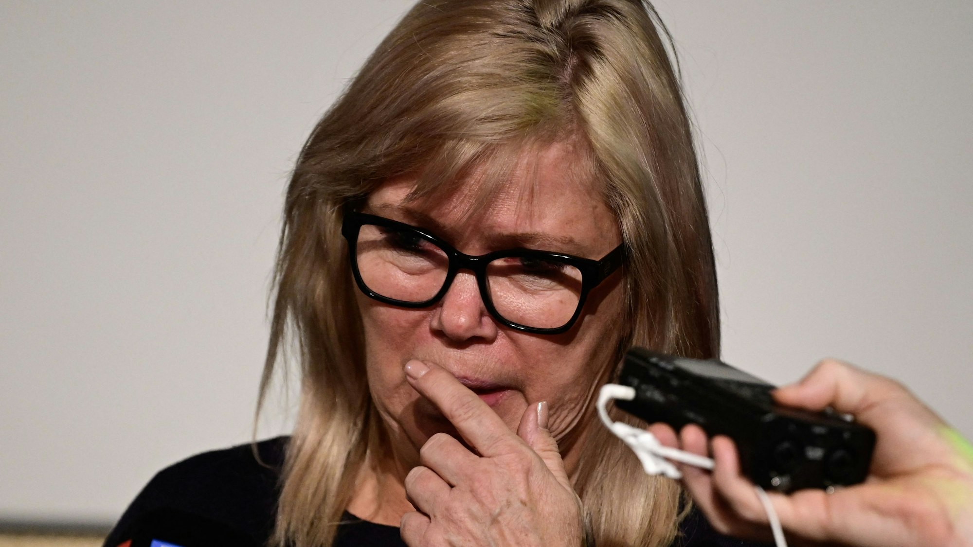 Simone Borris, Oberbürgermeisterin von Magdeburg, stellte sich sichtlich mitgenommen den Fragen der Presse.