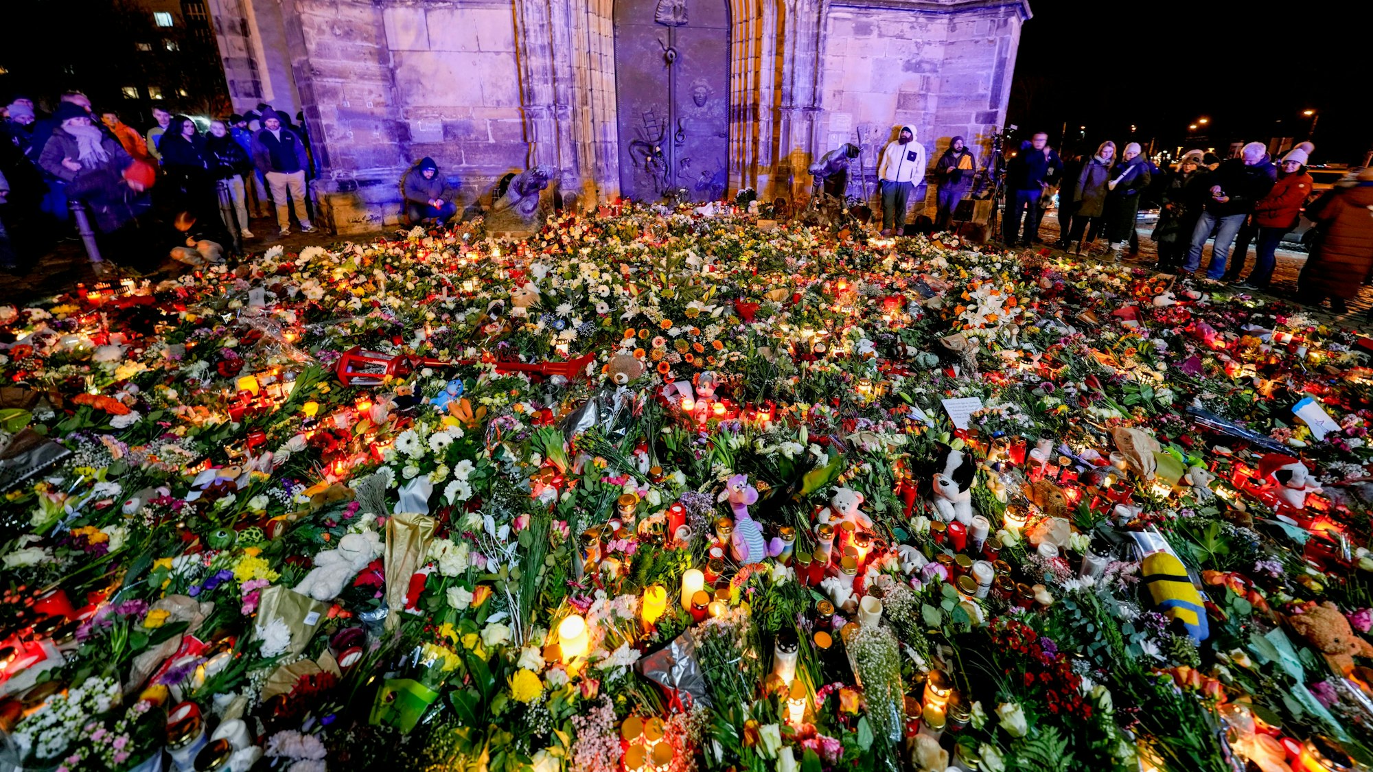 Vor dem Magdeburger Dom legten zahlreiche Menschen Blumen und Kerzen ab, um den Todesopfern des Anschlags auf den Weihnachtsmarkt vom Freitagabend zu gedenken.