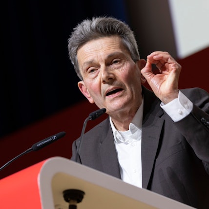 Rolf Mützenich (SPD), Vorsitzender der SPD-Bundestagsfraktion, spricht bei der Nordrhein-Westfalen SPD Landesdelegiertenkonferenz zur Aufstellung der Bundestagsreserveliste für die Wahl am 23. Februar 2025.