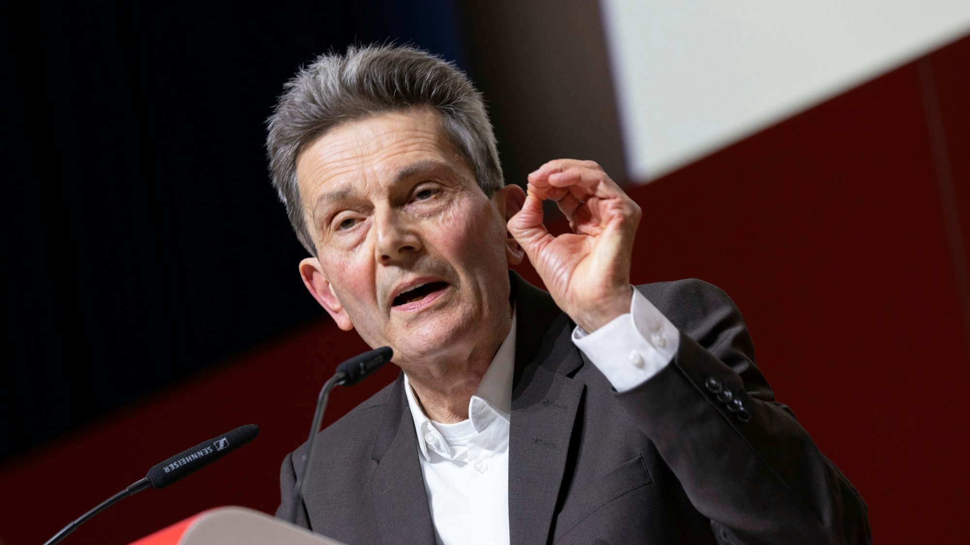 Rolf Mützenich (SPD), Vorsitzender der SPD-Bundestagsfraktion, spricht bei der Nordrhein-Westfalen SPD Landesdelegiertenkonferenz zur Aufstellung der Bundestagsreserveliste für die Wahl am 23. Februar 2025.