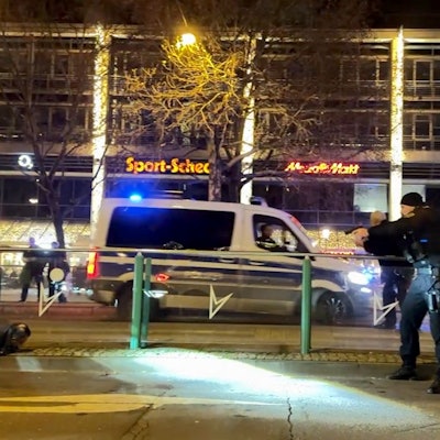 20.12.2024, Sachsen-Anhalt, Magdeburg: Das Standbild aus einem Video zeigt Polizisten bei der Festnahme einer tatverdächtigen Person am Weihnachtsmarkt in Magdeburg fest. Auf dem Weihnachtsmarkt in Magdeburg ist ein Autofahrer in eine Menschengruppe gefahren. Foto: Privat/TNN/dpa +++ dpa-Bildfunk +++