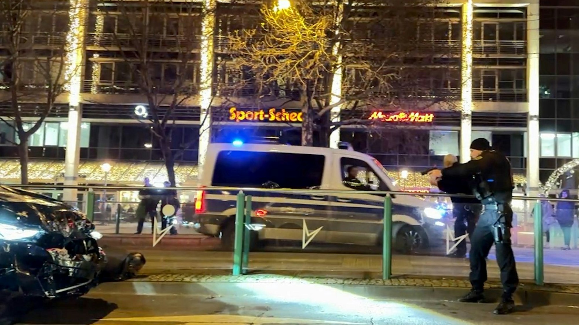 20.12.2024, Sachsen-Anhalt, Magdeburg: Das Standbild aus einem Video zeigt Polizisten bei der Festnahme einer tatverdächtigen Person am Weihnachtsmarkt in Magdeburg fest. Auf dem Weihnachtsmarkt in Magdeburg ist ein Autofahrer in eine Menschengruppe gefahren. Foto: Privat/TNN/dpa +++ dpa-Bildfunk +++