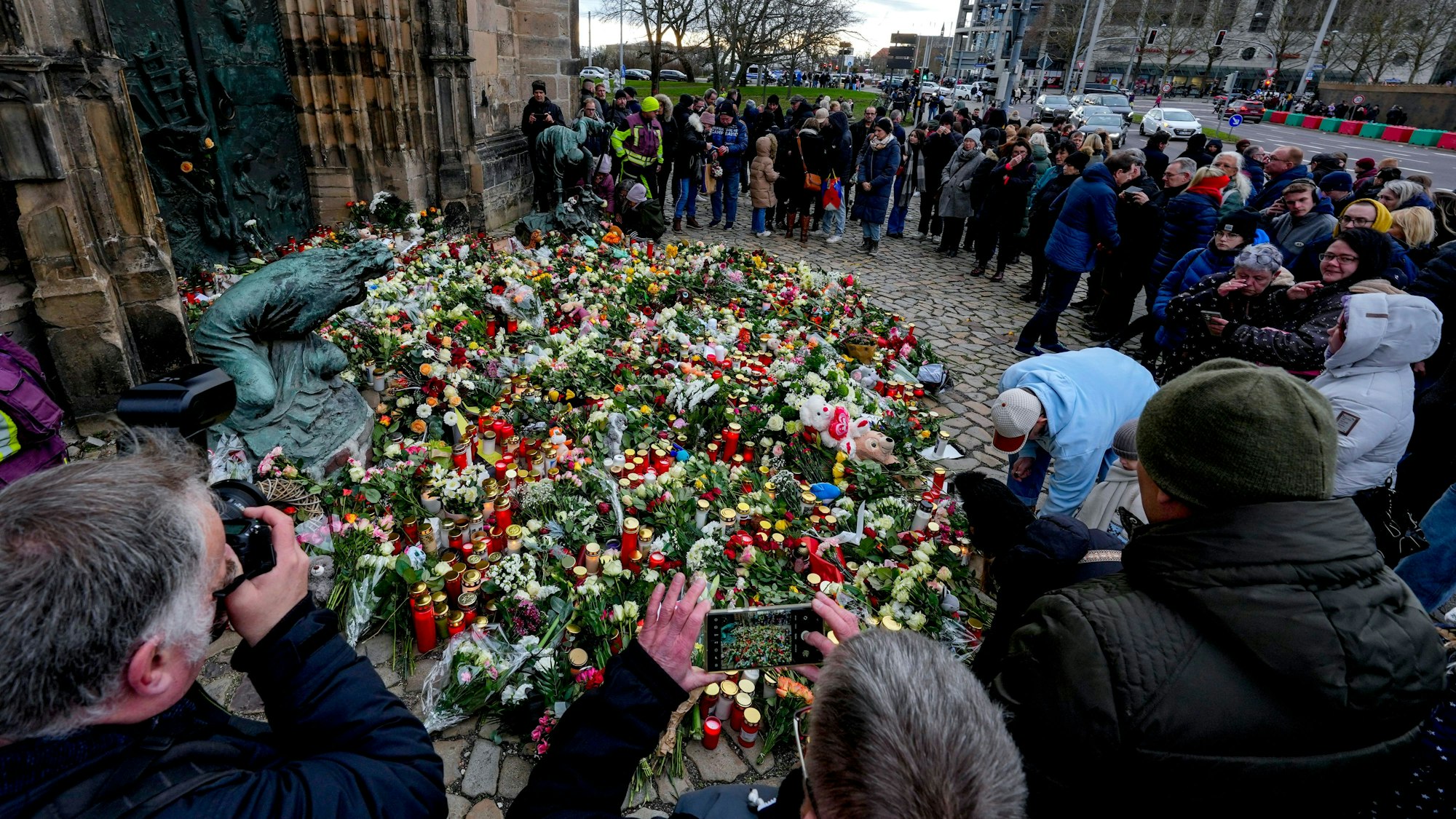 Zahlreiche Menschen trauern in Magdeburg unweit des Weihnachtsmarkts, auf dem am Freitag ein Mann in eine Menschenmenge fuhr.