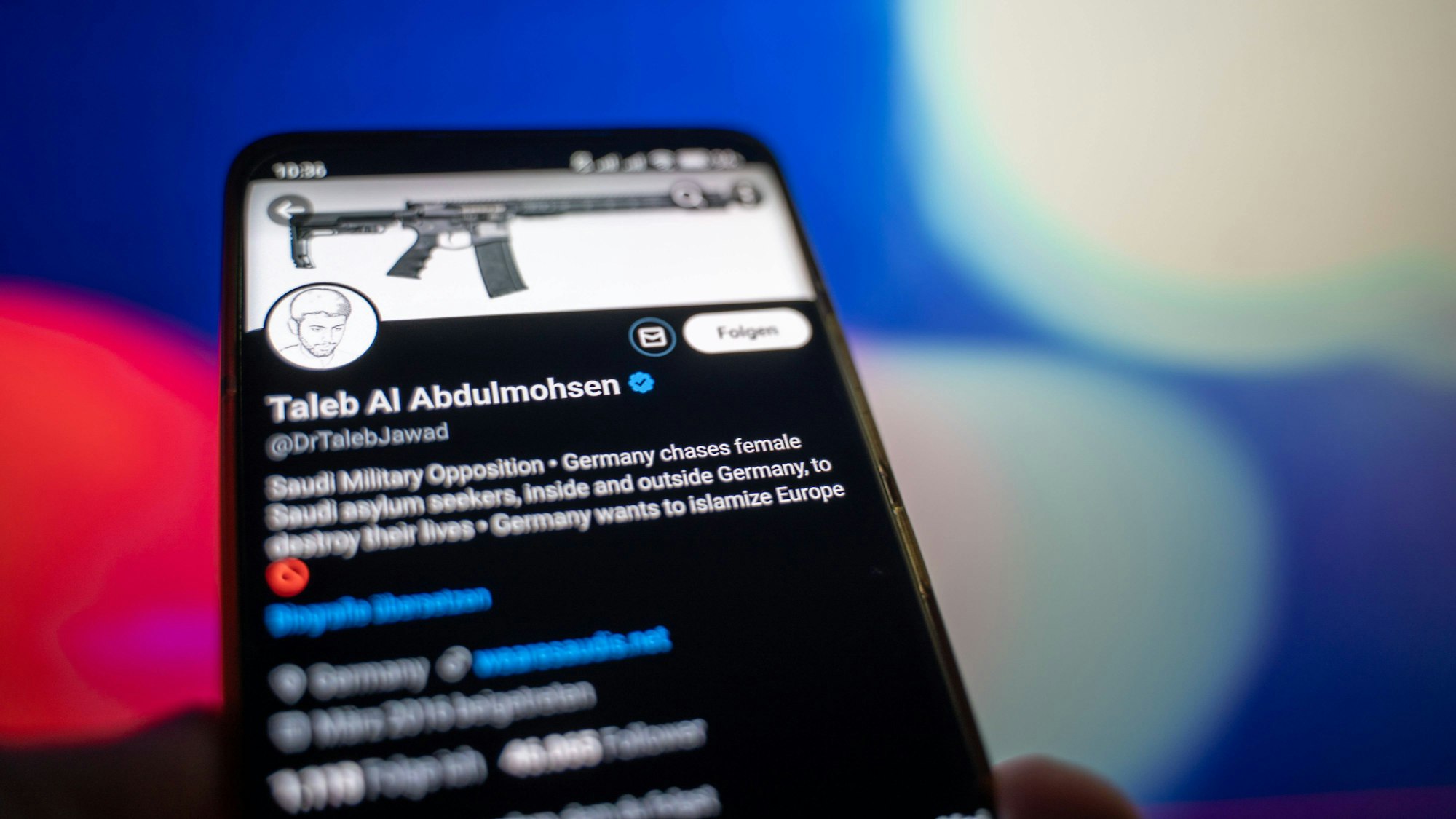 Das Bild zeigt einen Screenshot des Profils von von Taleb A. auf X.com. Das Profilbild zeigt ein Sturmgewehr.