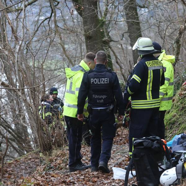 Großer Einsatz der Feuerwehr und Polizei nach Knochenfund in der Nähe des Rheinsteigs unterhalb des Drachenfelsplateaus in einem Steilhang.