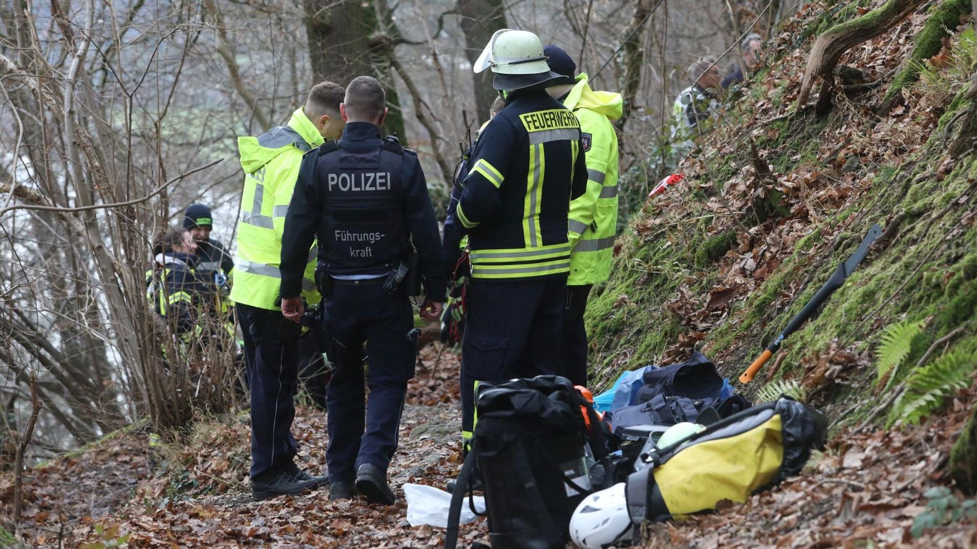 Großer Einsatz der Feuerwehr und Polizei nach Knochenfund in der Nähe des Rheinsteigs unterhalb des Drachenfelsplateaus in einem Steilhang.