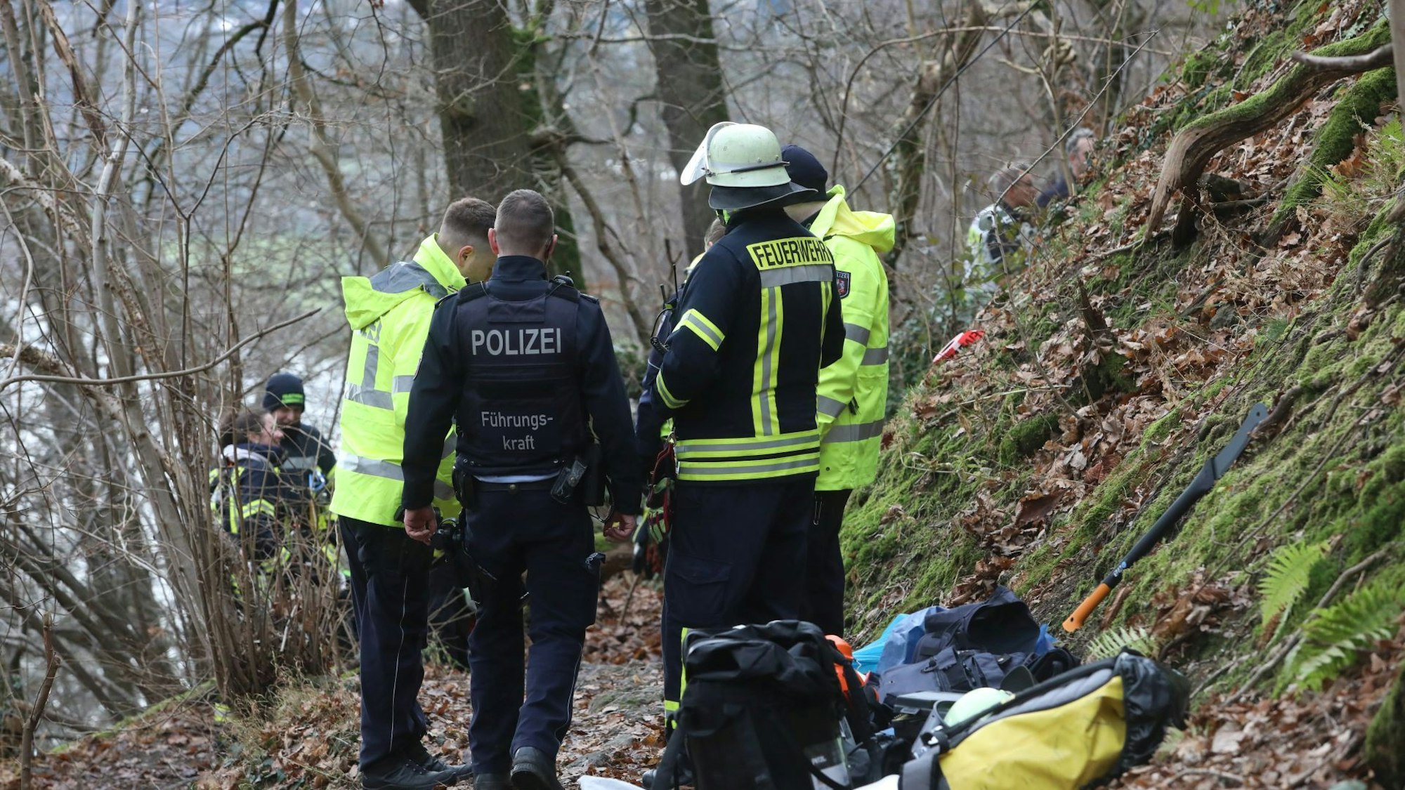 Großer Einsatz der Feuerwehr und Polizei nach Knochenfund in der Nähe des Rheinsteigs unterhalb des Drachenfelsplateaus in einem Steilhang.