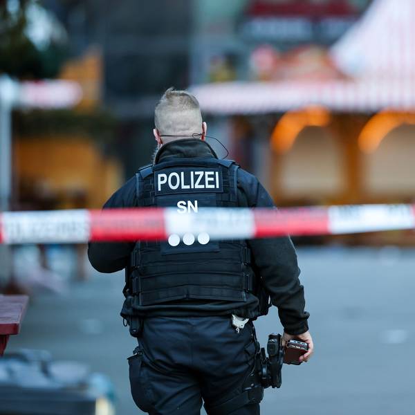 Ein Polizist steht hinter einer Absperrung am Magdeburger Weihnachtsmarkt. Am Vorabend war ein Autofahrer in eine Menschengruppe gefahren. Es gab mehrere Tote und Verletzte.