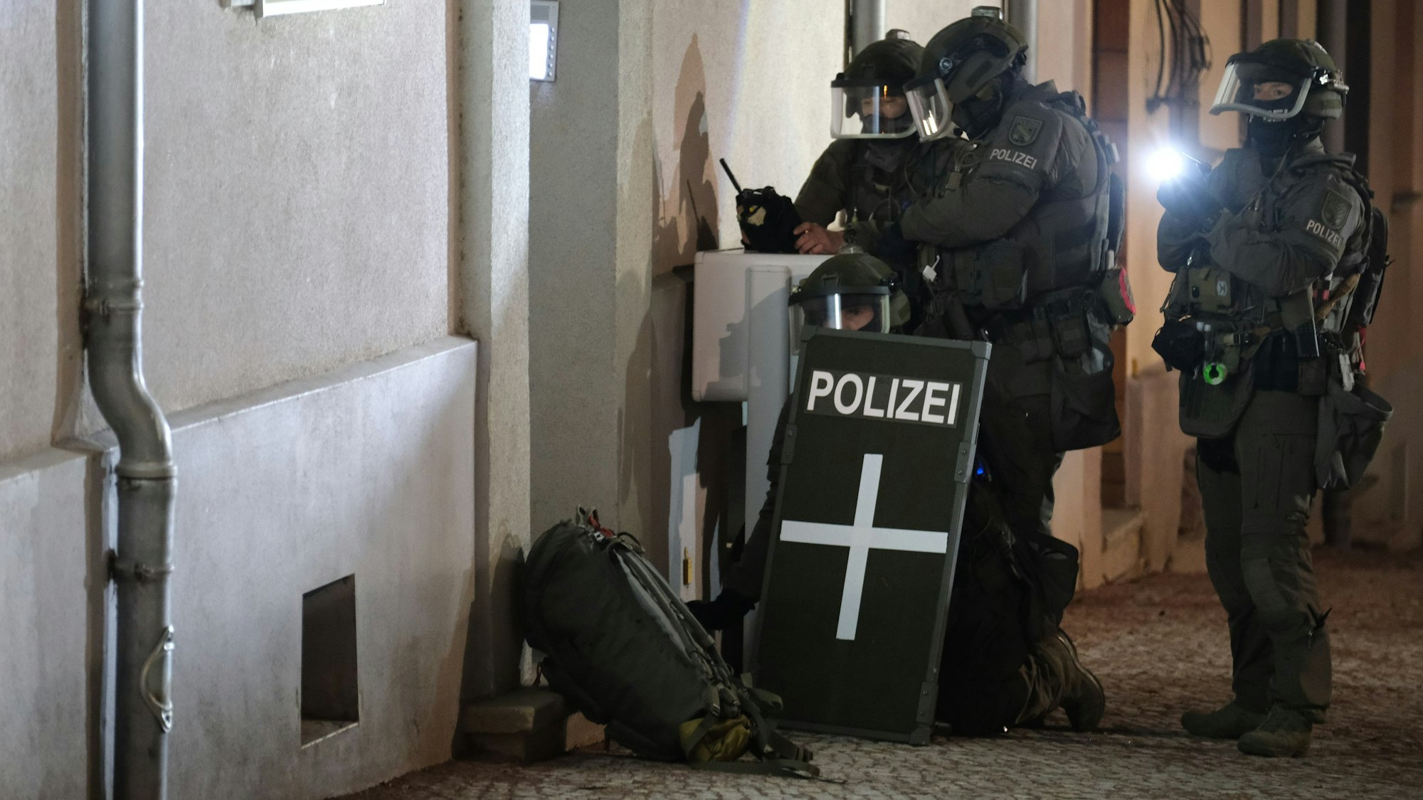 Spezialkräfte der Polizei stehen vor einem Mehrfamilienhaus, das in Zusammenhang mit einer Attacke auf den Weihnachtsmarkt in Magdeburg stehen soll. Taleb A. arbeitete in Bernburg als Arzt.