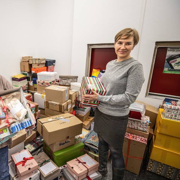 Stadtbibliothek Leiterin Eva-Marie-Urban und Olesya Schmidt vom Blau-Gelben-Kreuz sammelten bis zu 200 Geschenke für Nikopol.