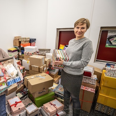 Stadtbibliothek Leiterin Eva-Marie-Urban und Olesya Schmidt vom Blau-Gelben-Kreuz sammelten bis zu 200 Geschenke für Nikopol.