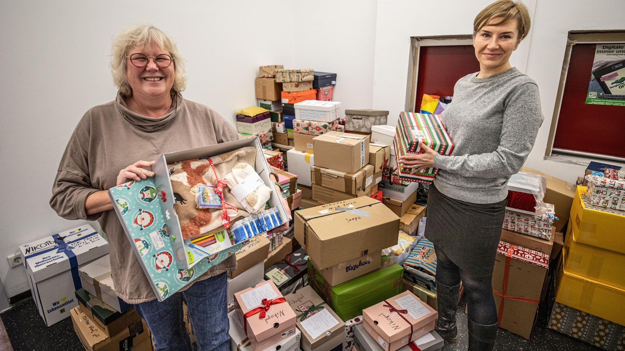 Stadtbibliothek Leiterin Eva-Marie-Urban und Olesya Schmidt vom Blau-Gelben-Kreuz sammelten bis zu 200 Geschenke für Nikopol.