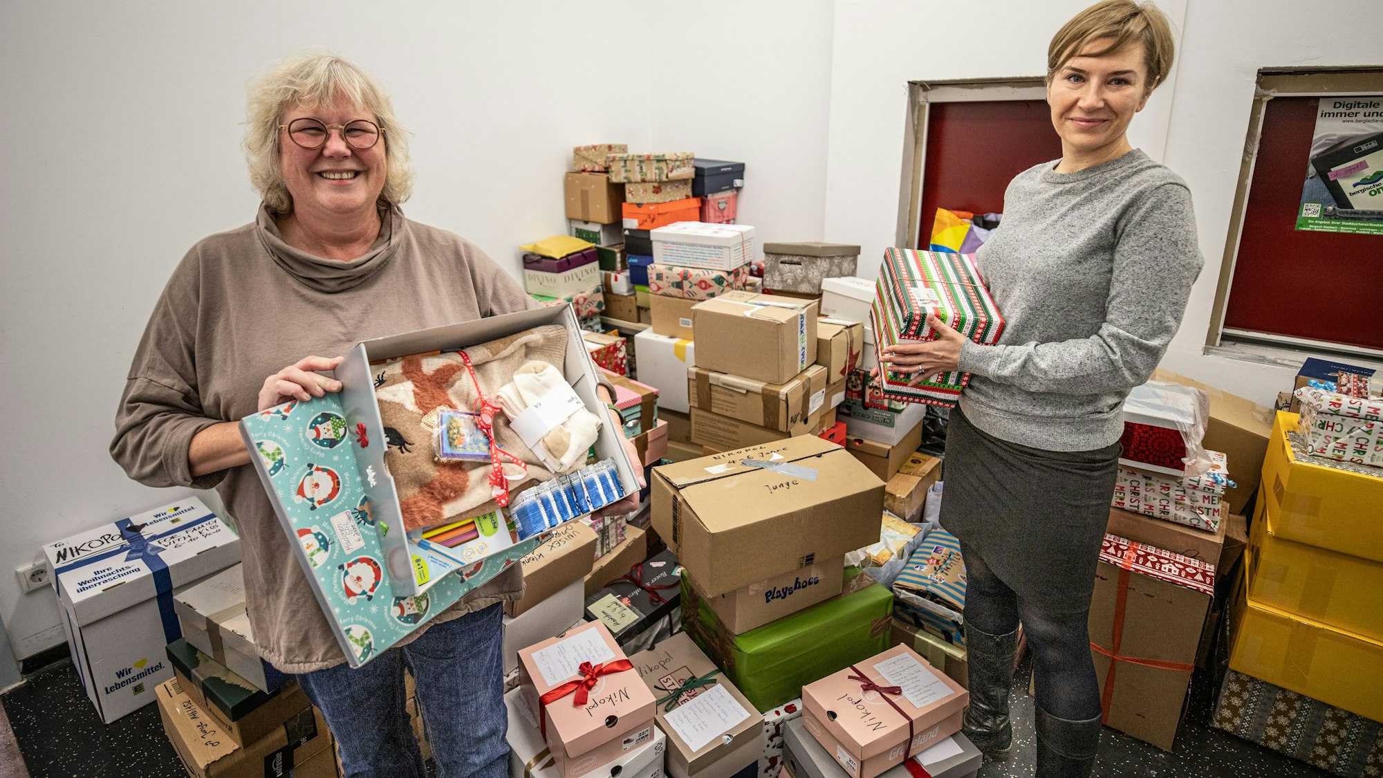 Stadtbibliothek Leiterin Eva-Marie-Urban und Olesya Schmidt vom Blau-Gelben-Kreuz sammelten bis zu 200 Geschenke für Nikopol.