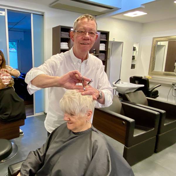 Zu sehen ist ein Friseur in einem Salon.