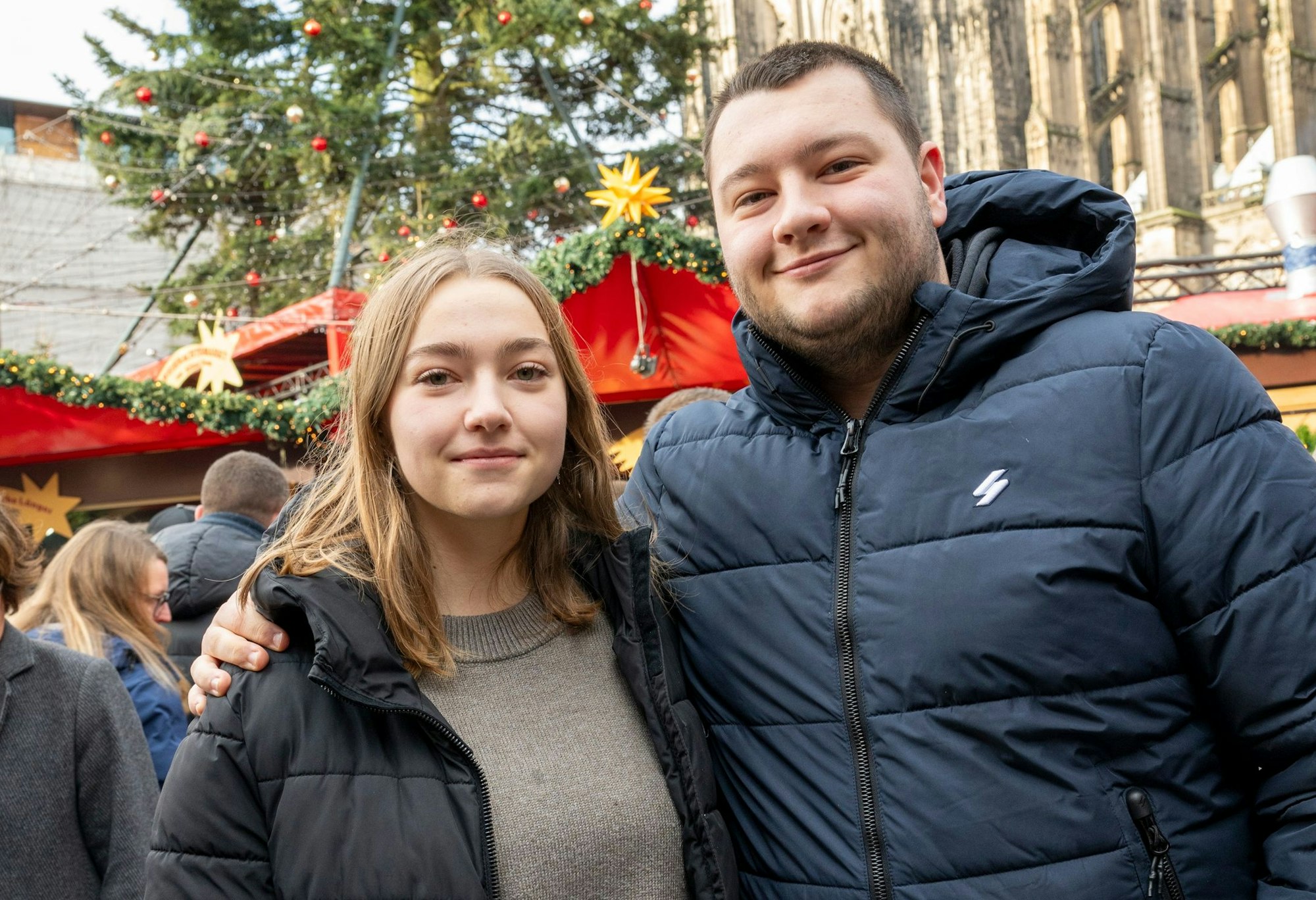 Maja und Philip Wagner besuchen trotz der Terrorgefahr den Weihnachtsmarkt am Dom.
