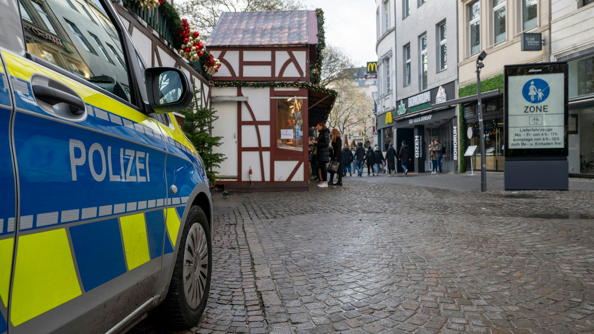 Am Rudolfplatz versperren Polizeifahrzeuge die Zuwege, trotzdem bleiben einige Stellen offen.