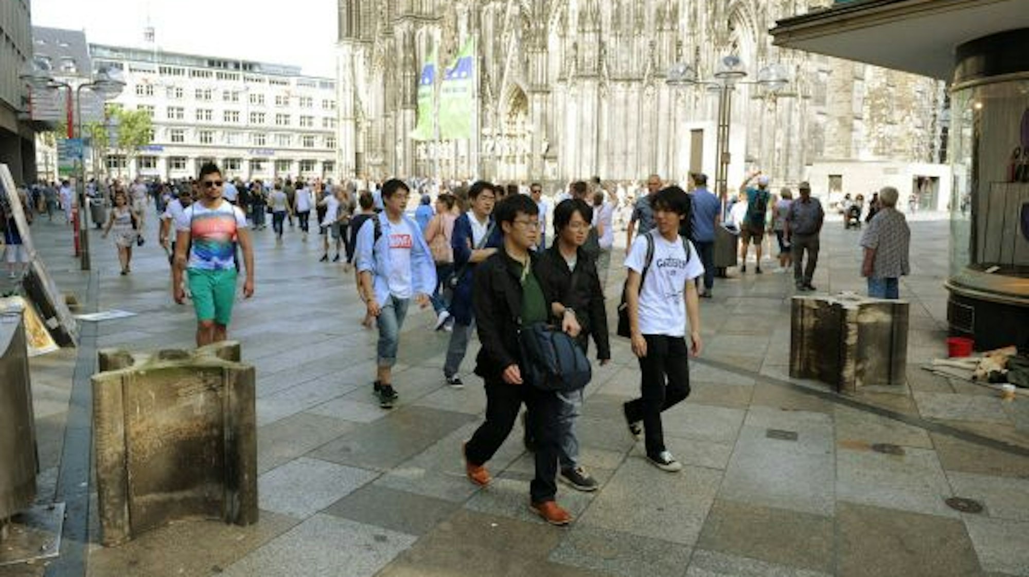 Diese Steine sollten die Domplatte sichern. Das Bild stammt aus 2017.