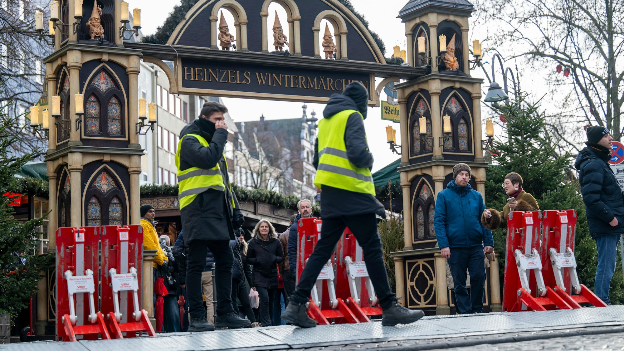 22.12.2024, Köln: Am Alter Markt wurden mobile Absperrungen aufgestellt. Der Schutz vor Anschlägen auf Weihnachtsmärkte wurde erhöht. In Magdeburg tötete ein Attentäter mit einem Auto auf dem Weihnachtsmarkt mehrere Menschen. Foto: Uwe Weiser