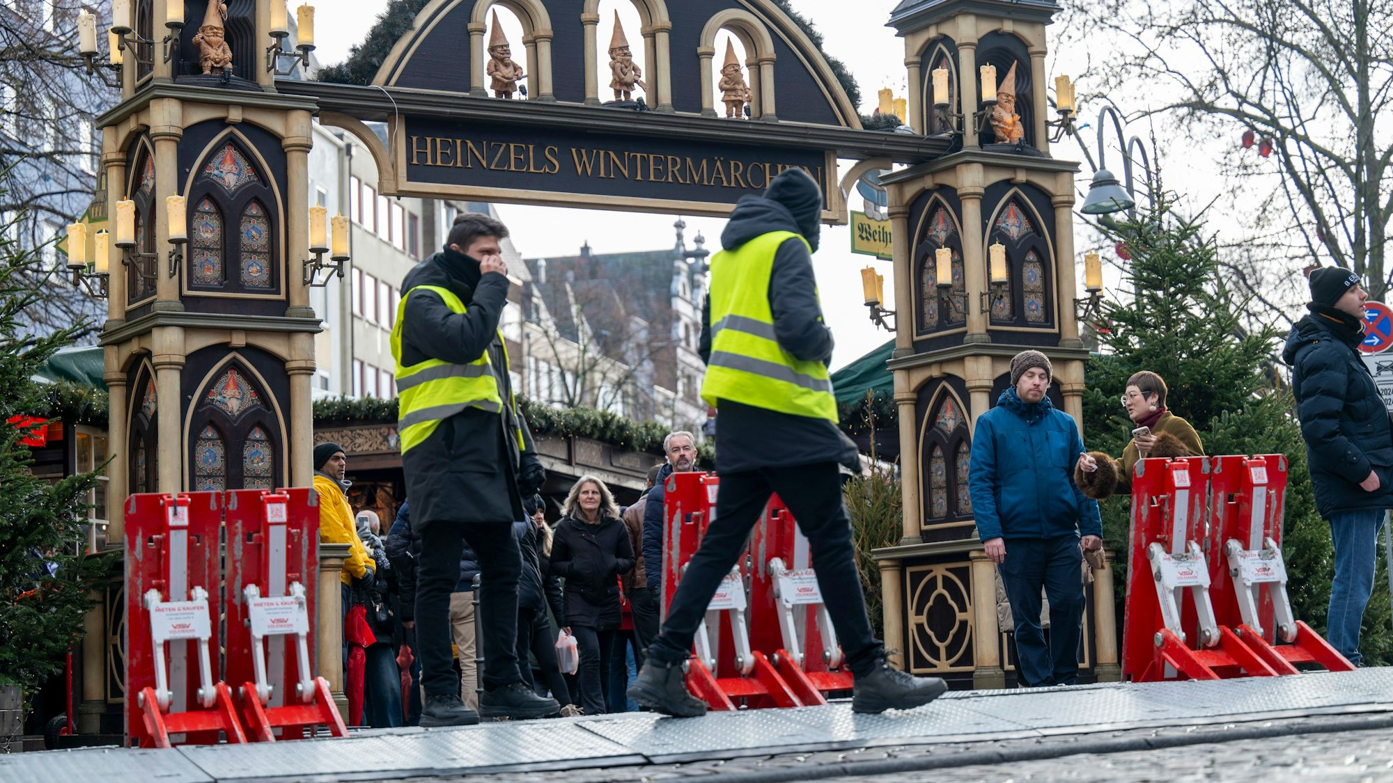 Am Alter Markt sind mobile Absperrungen aufgestellt. Sie sollen verhindern, dass dort Autos auf das Gelände fahren können.