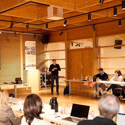 Das Bild zeigt Stefan Gothe während seines Vortrags in Nettersheim.