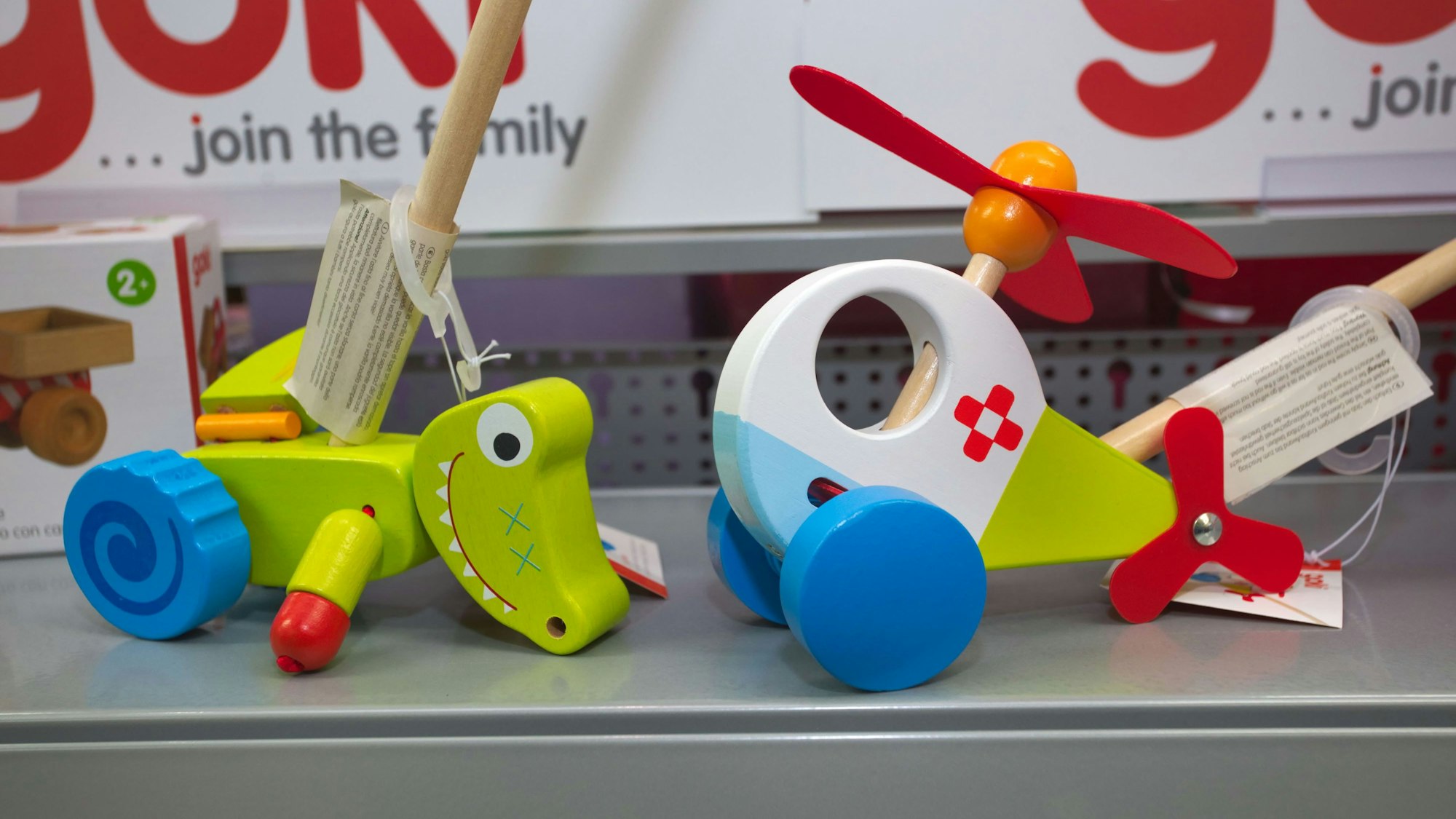 Holzspielzeug im Regal eines Spielzeugladens.