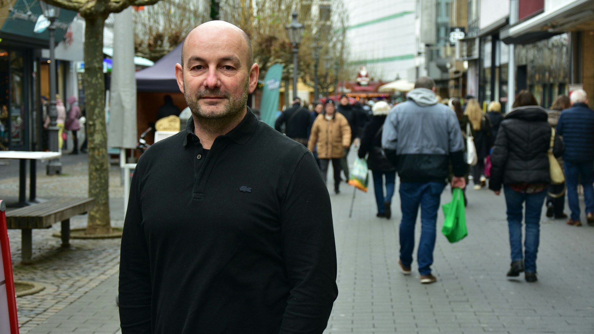 Ein Mann in einer Fußgängerzone.