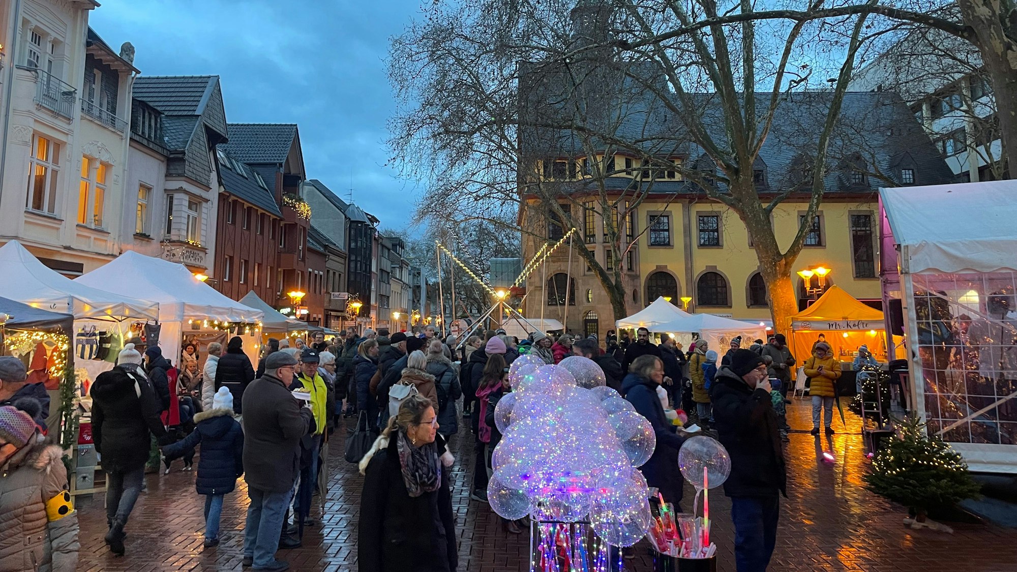 Auf dem Foto sind weihnachtlich geschmückte Stände in der Frechener Fußgängerzone zu sehen.