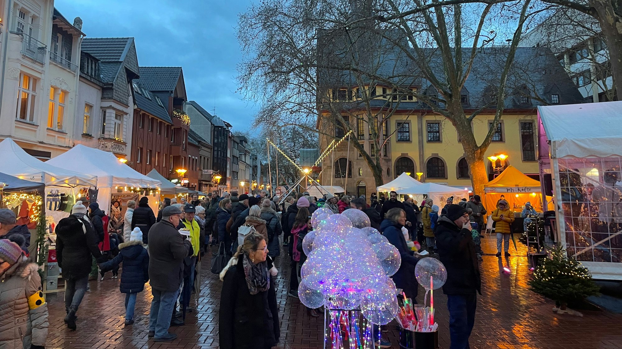 Das Bild zeigt Weihnachtsschmuck an einem Stand auf dem Weihnachtsmarkt.