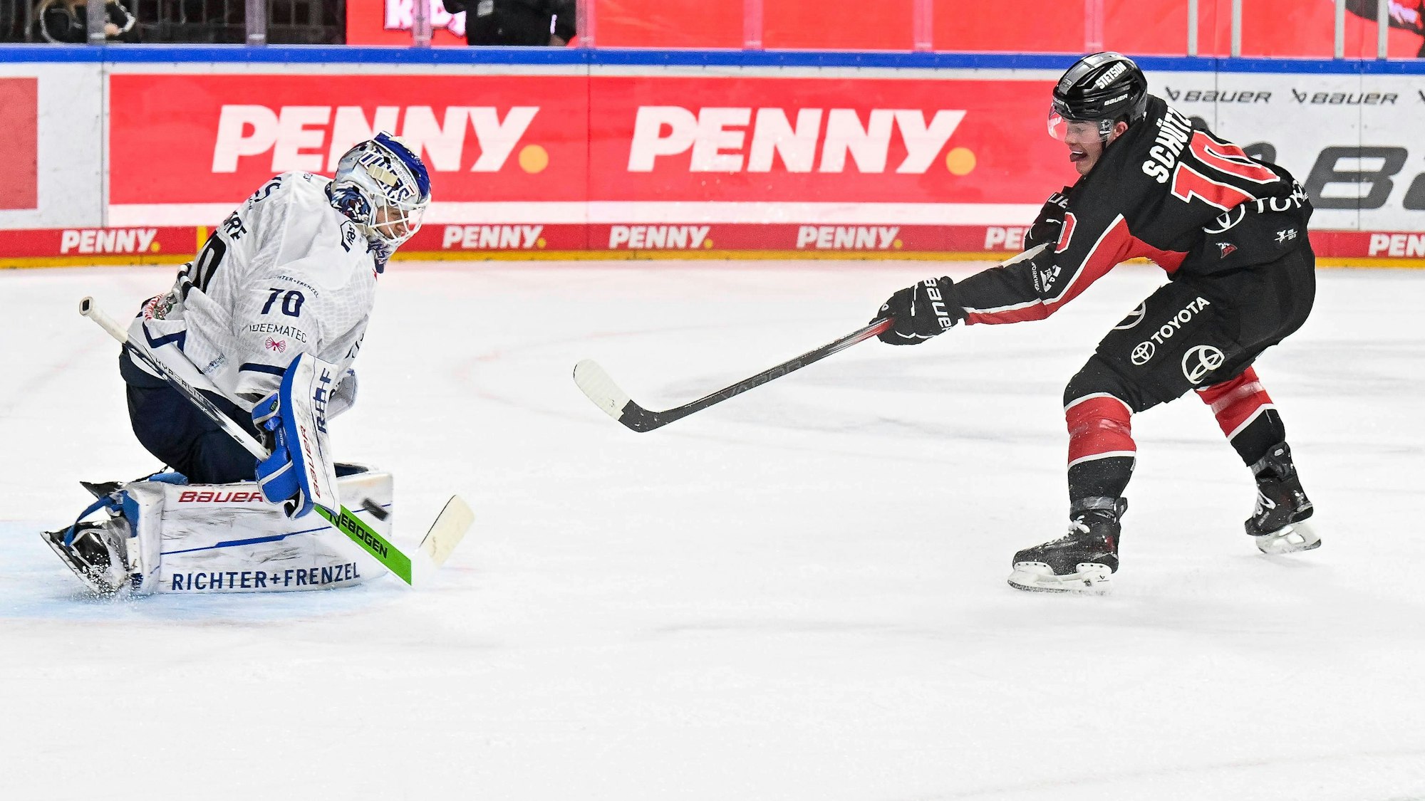 Kölns Justin Schütz scheitert bei einem Break an Straubings Torhüter Zane McIntyre.