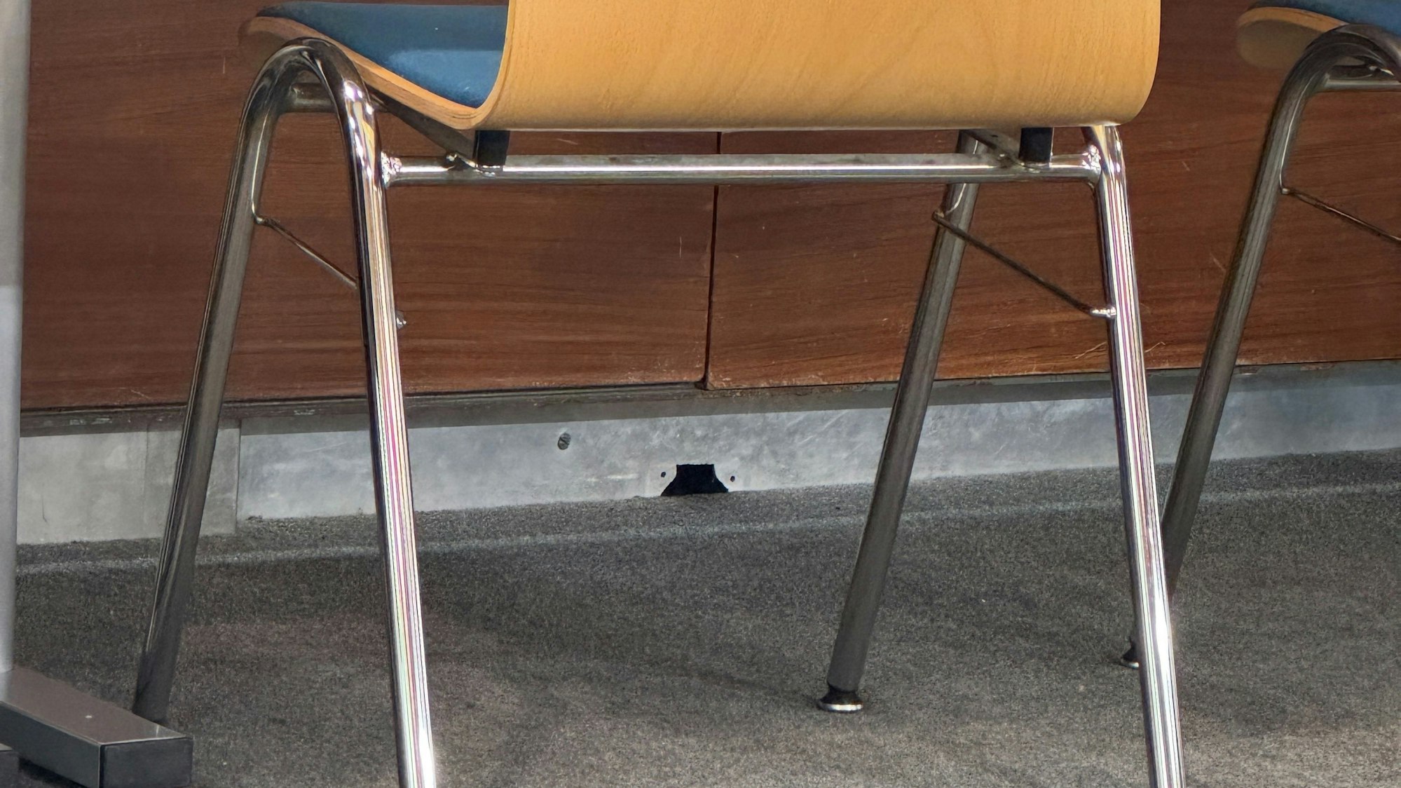 Universitäts- und Stadtbibliothek: Loch, aus der die Mäuse kriechen